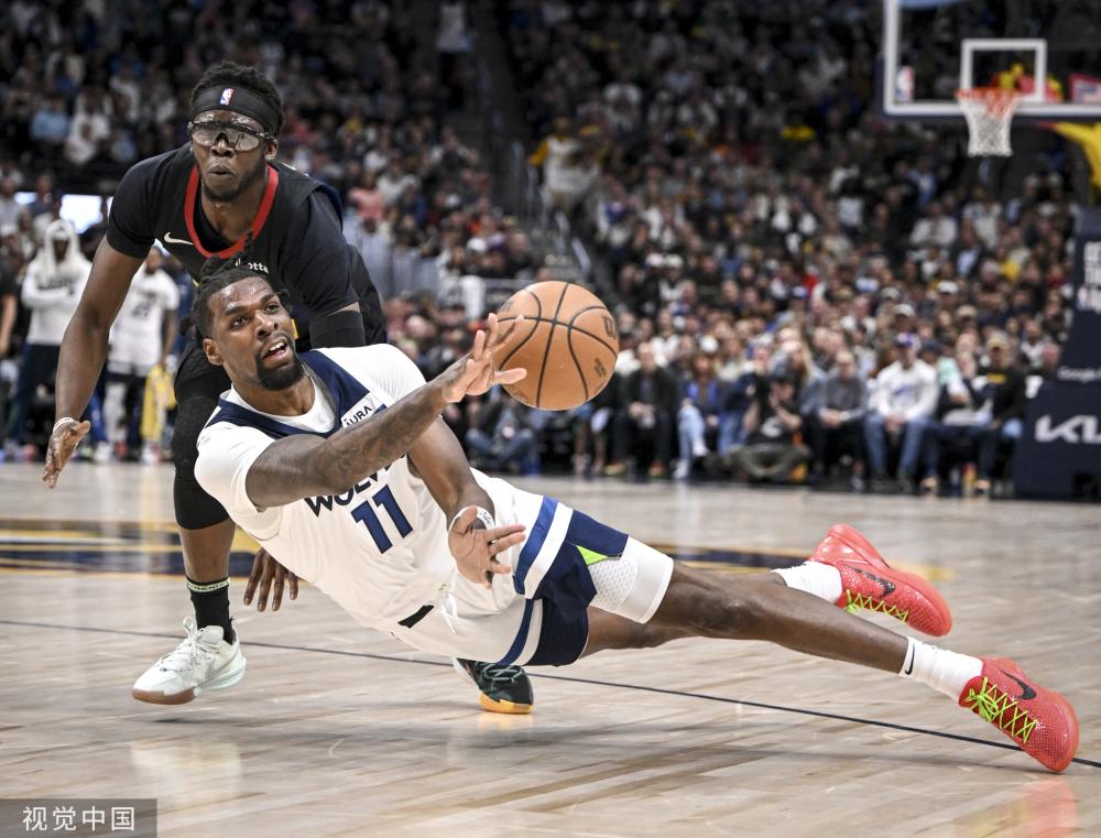 形成鲜明对 形成鲜明对